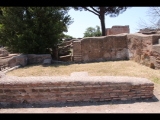 03033 ostia - castrum - decumanus maximus - caseggiato del portico delle mura del castrum (i,i,4) - erster laden - bli ri westen - 06-2022.jpg